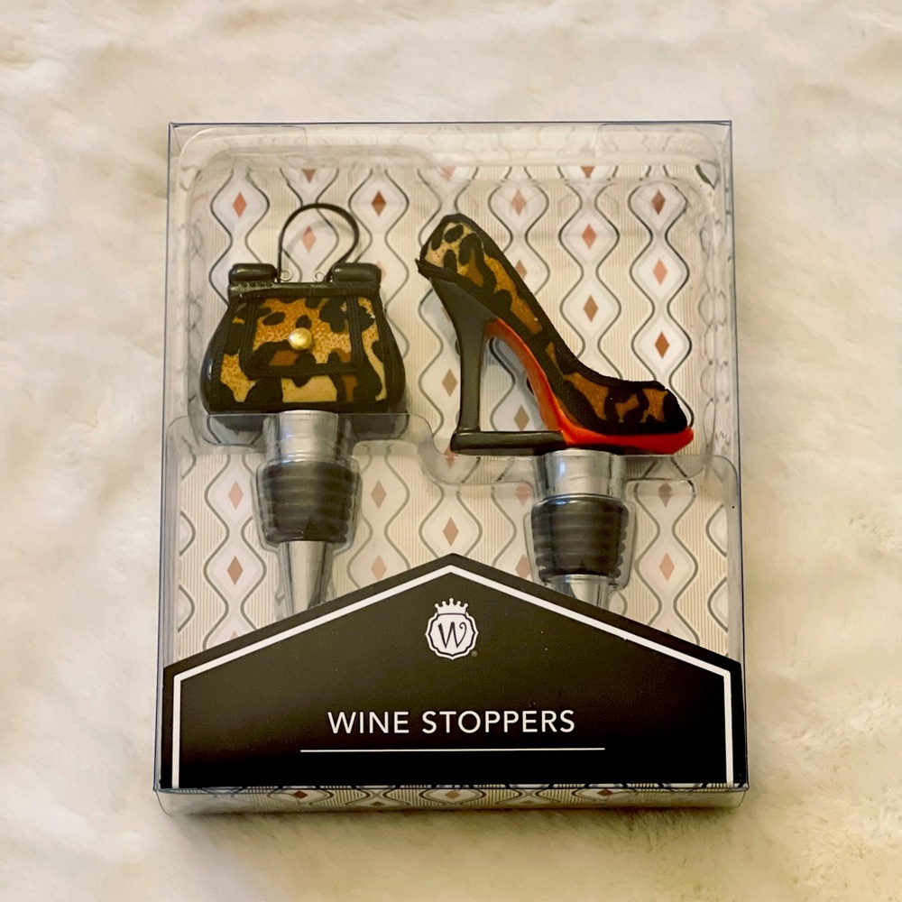 Wine Stoppers gift set in leopard print.